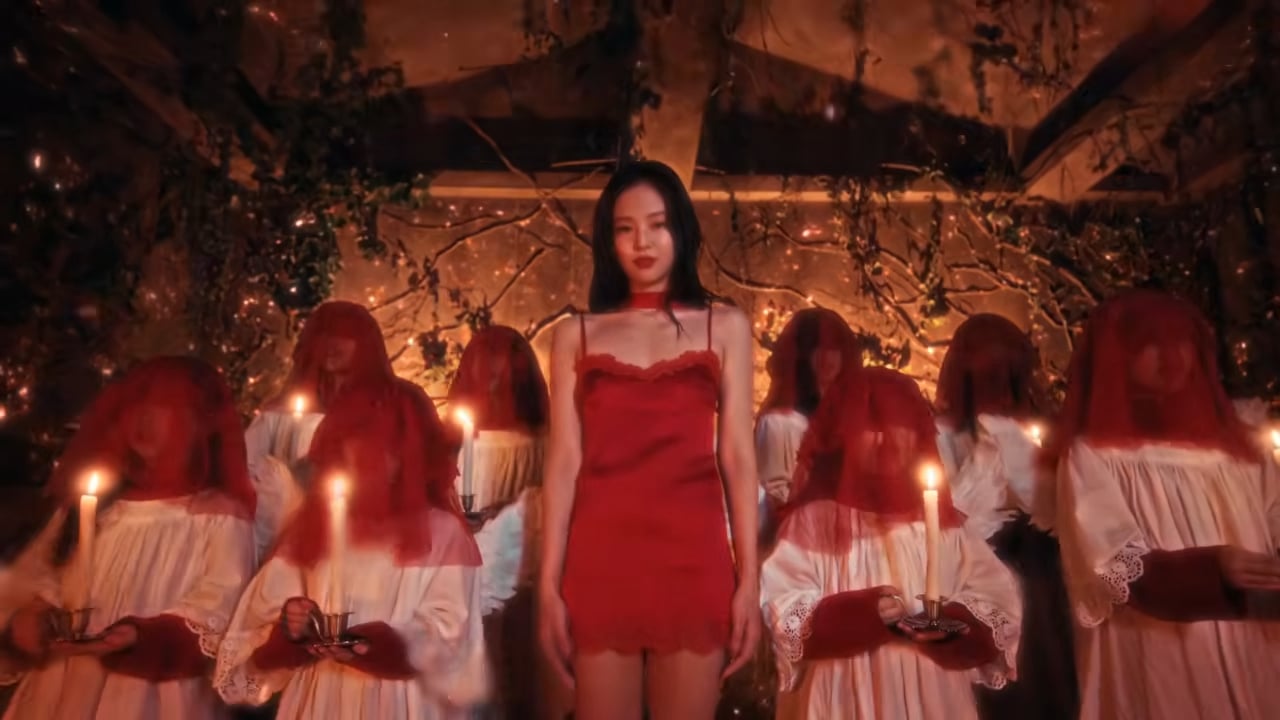 BLACKPINK Jennie 新歌 MV 化身墮落天使、參加紅色神秘儀式!網友直言:「令人不適!」