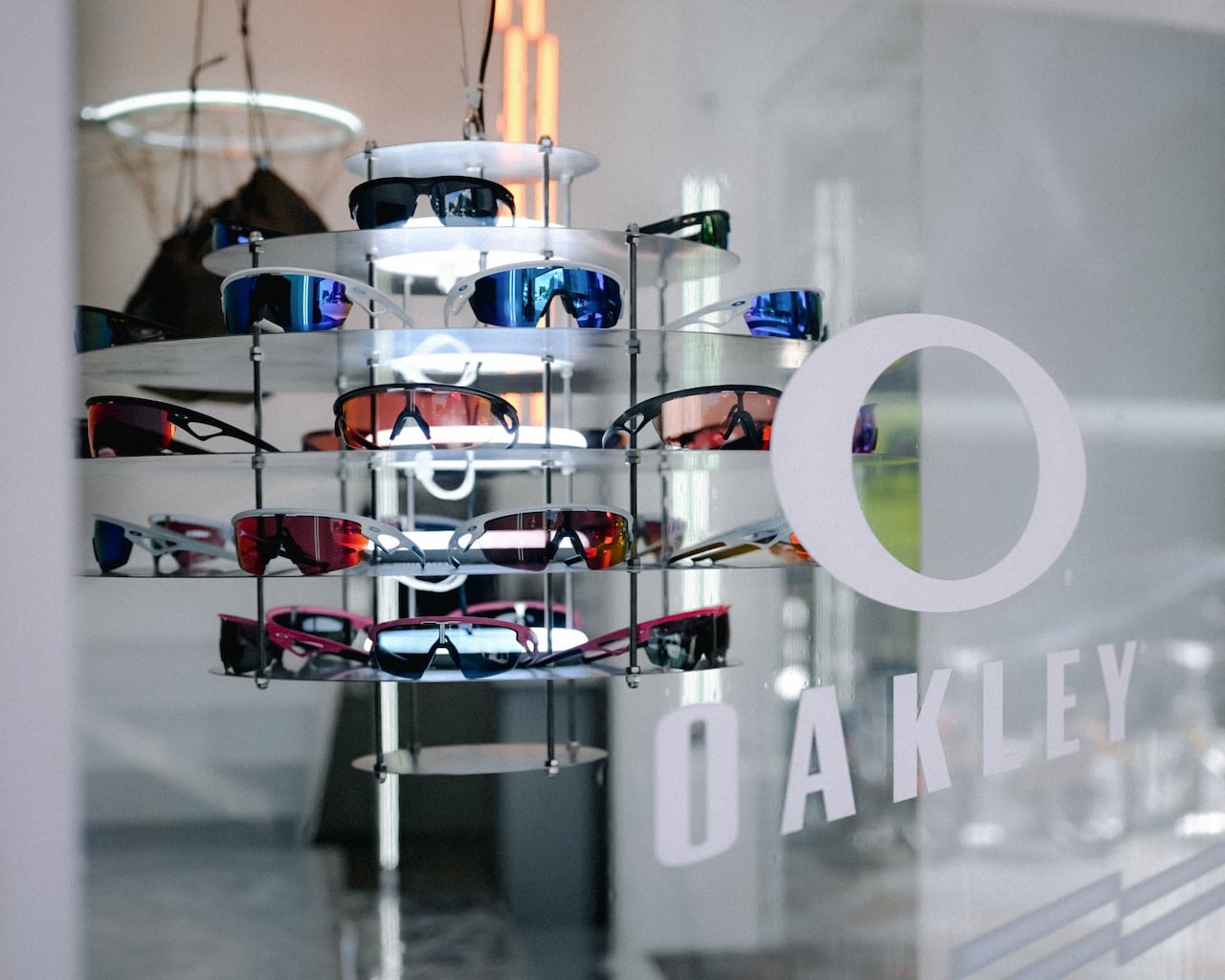 Oakley × CAFE!N 跨界聯名太狂了!咖啡廳變身運動美學展場,27SS日本線首度曝光!