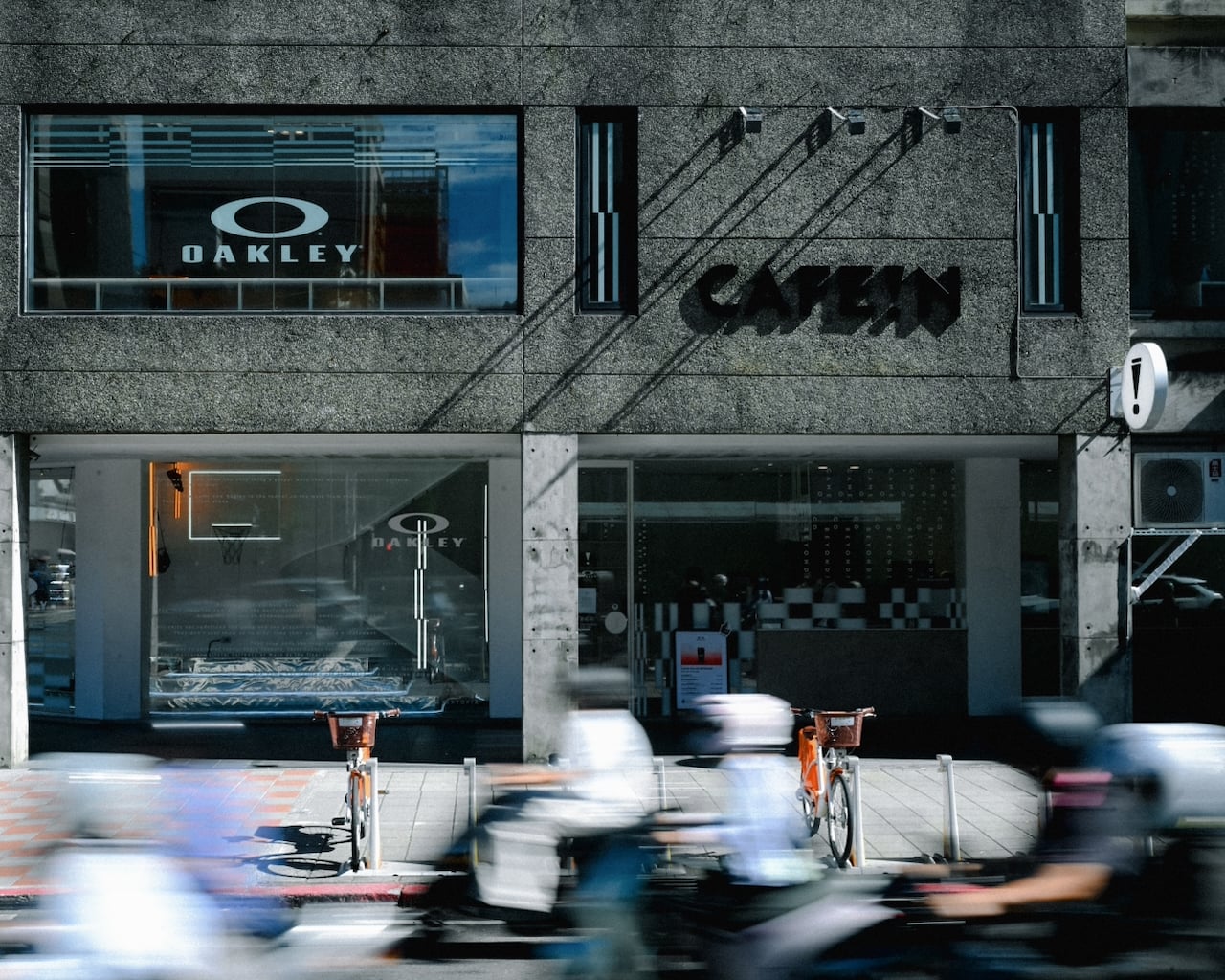 Oakley × CAFE!N 跨界聯名太狂了!咖啡廳變身運動美學展場,27SS日本線首度曝光!