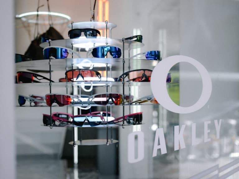 Oakley × CAFE!N 跨界聯名太狂了！咖啡廳變身運動美學展場，27SS日本線首度曝光！