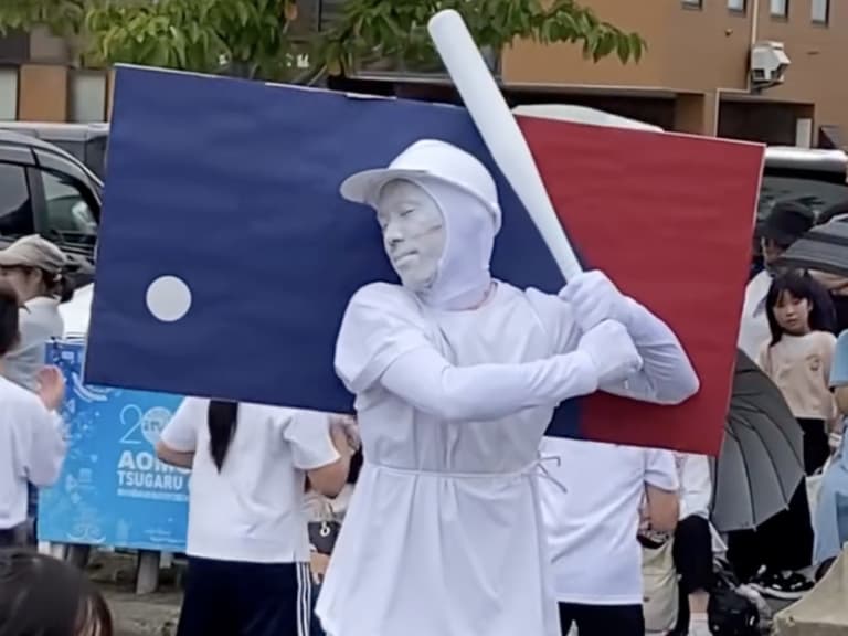 日本青森「馬市祭」白衣人爆紅！神還原 MLB Logo 笑翻全網！