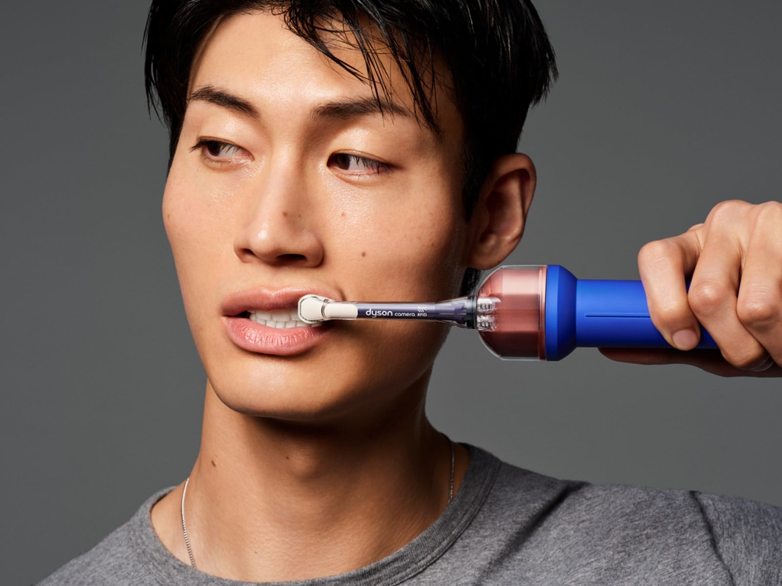 Dyson 花十年跨足口腔護理！首款「微鏡噴射電動牙刷」搭 AI 辨識齒縫、一支牙刷搞定刷牙漱口，堪稱刷牙黑科技！
