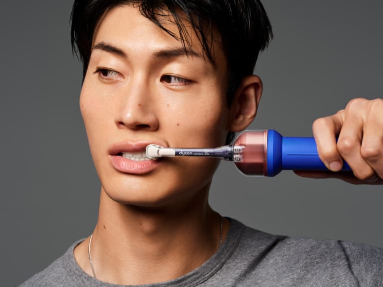 Dyson 花十年跨足口腔護理！首款「微鏡噴射電動牙刷」搭 AI 辨識齒縫、一支牙刷搞定刷牙漱口，堪稱刷牙黑科技！