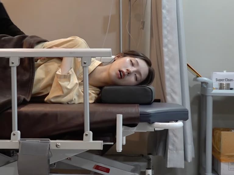 I-DLE 曺薇娟麻醉後公主躺畫面曝光！睡到搖頭晃腦仍超美，網友卻問：「這也能播？」
