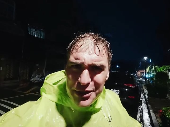 英國 YouTuber 李大豐被高雄天氣逼瘋！崩潰爆粗口：「一週沒見太陽！」