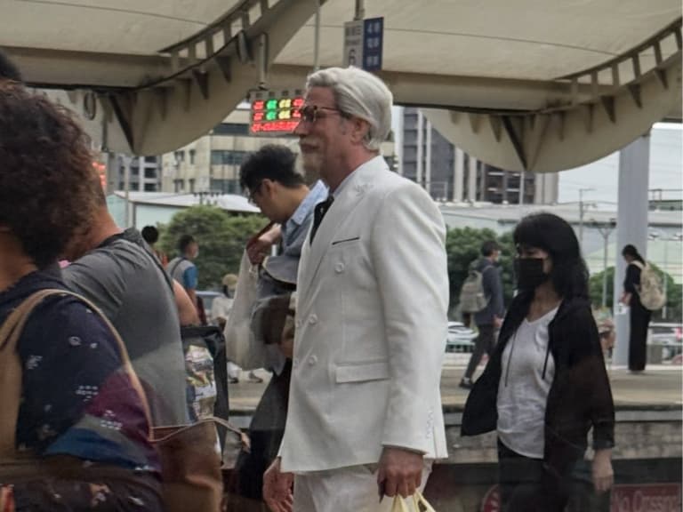 肯德基爺爺竟現身彰化不二坊！網笑：「要推出蛋黃酥蛋撻嗎！」