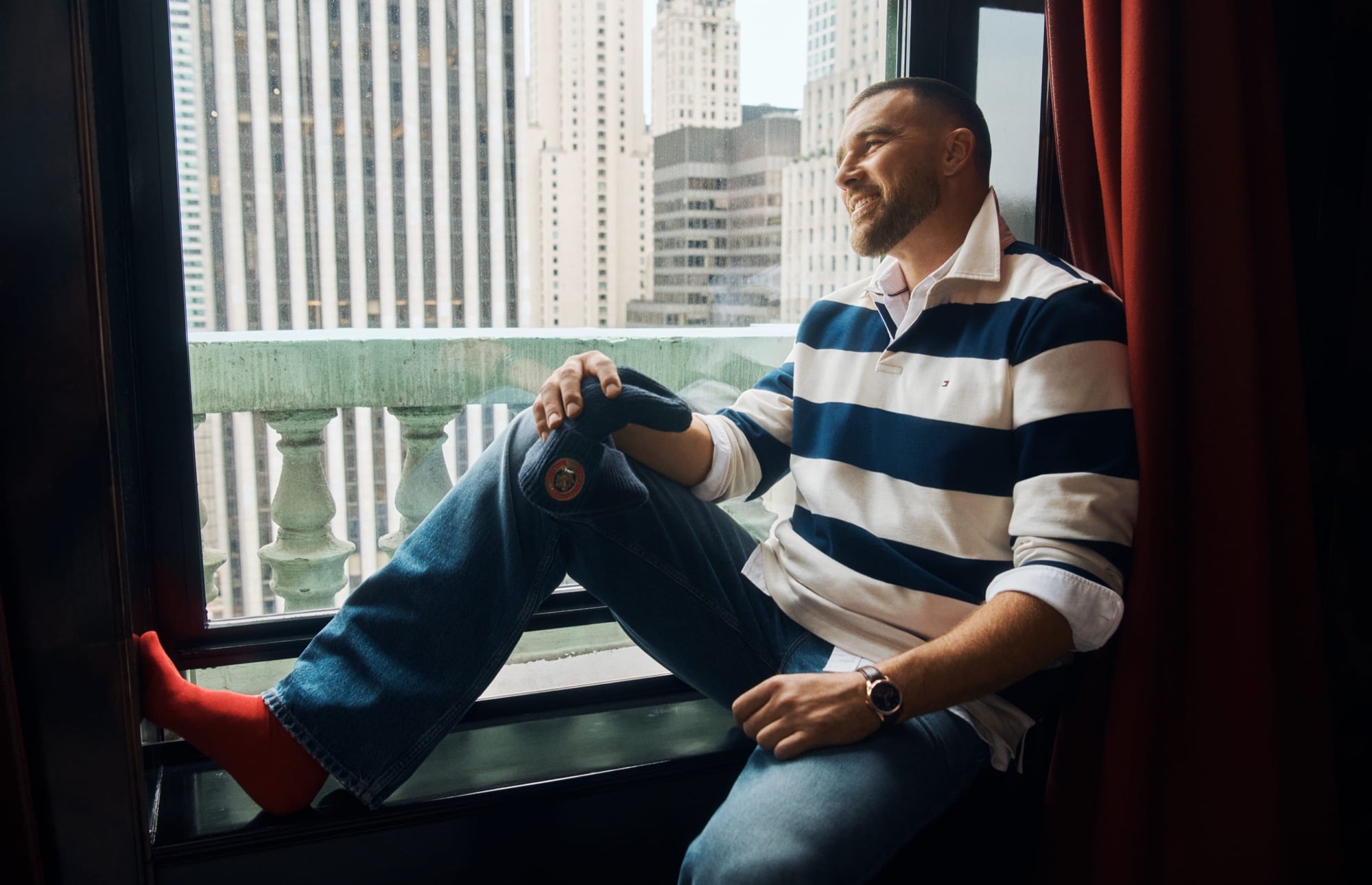 Travis Kelce × Tommy Hilfiger 2026 秋季廣告狂炸!紐約廣場飯店集結 Gigi Hadid、JISOO⋯大咖陣容曝光!