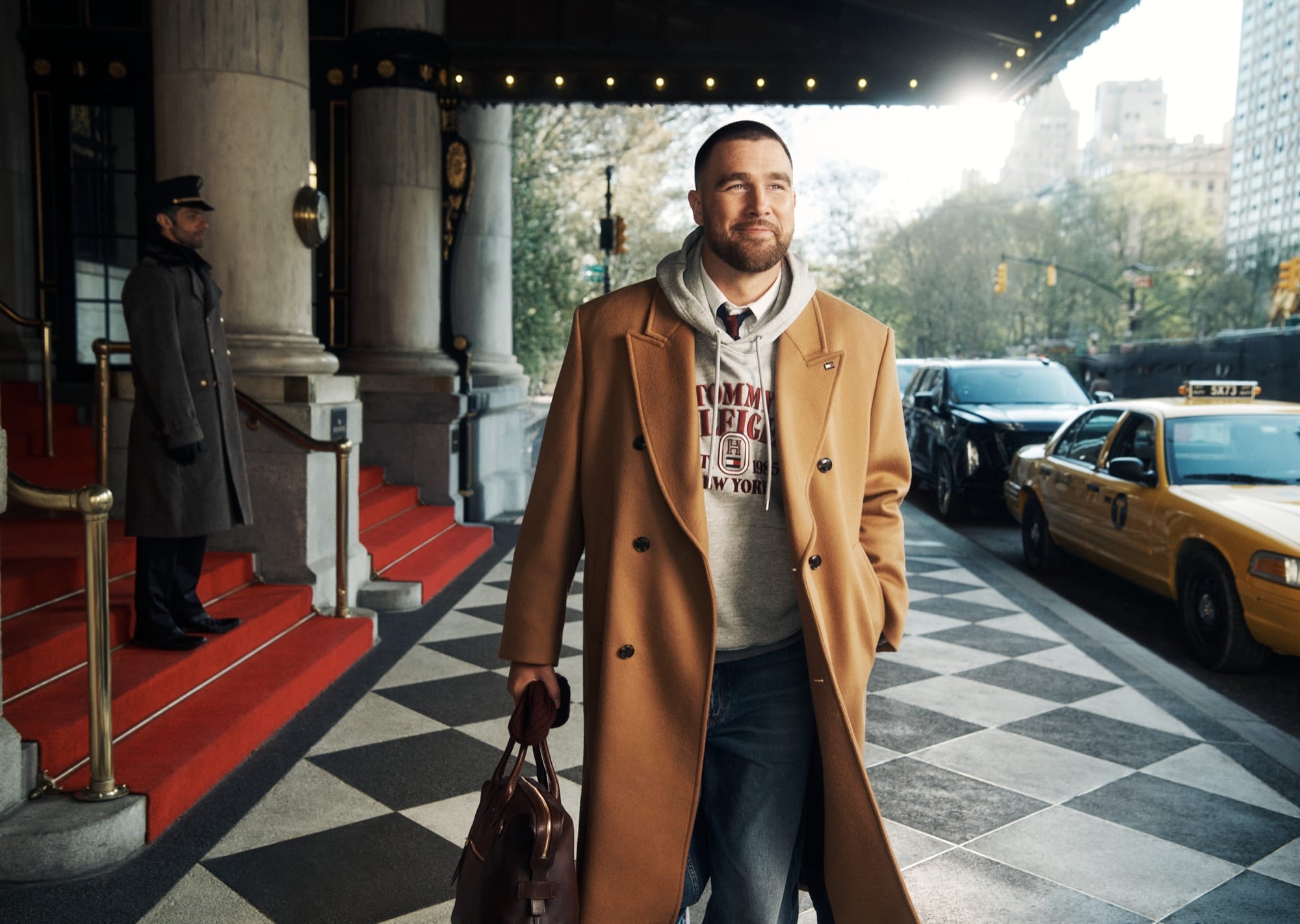 Travis Kelce × Tommy Hilfiger 2026 秋季廣告狂炸!紐約廣場飯店集結 Gigi Hadid、JISOO⋯大咖陣容曝光!