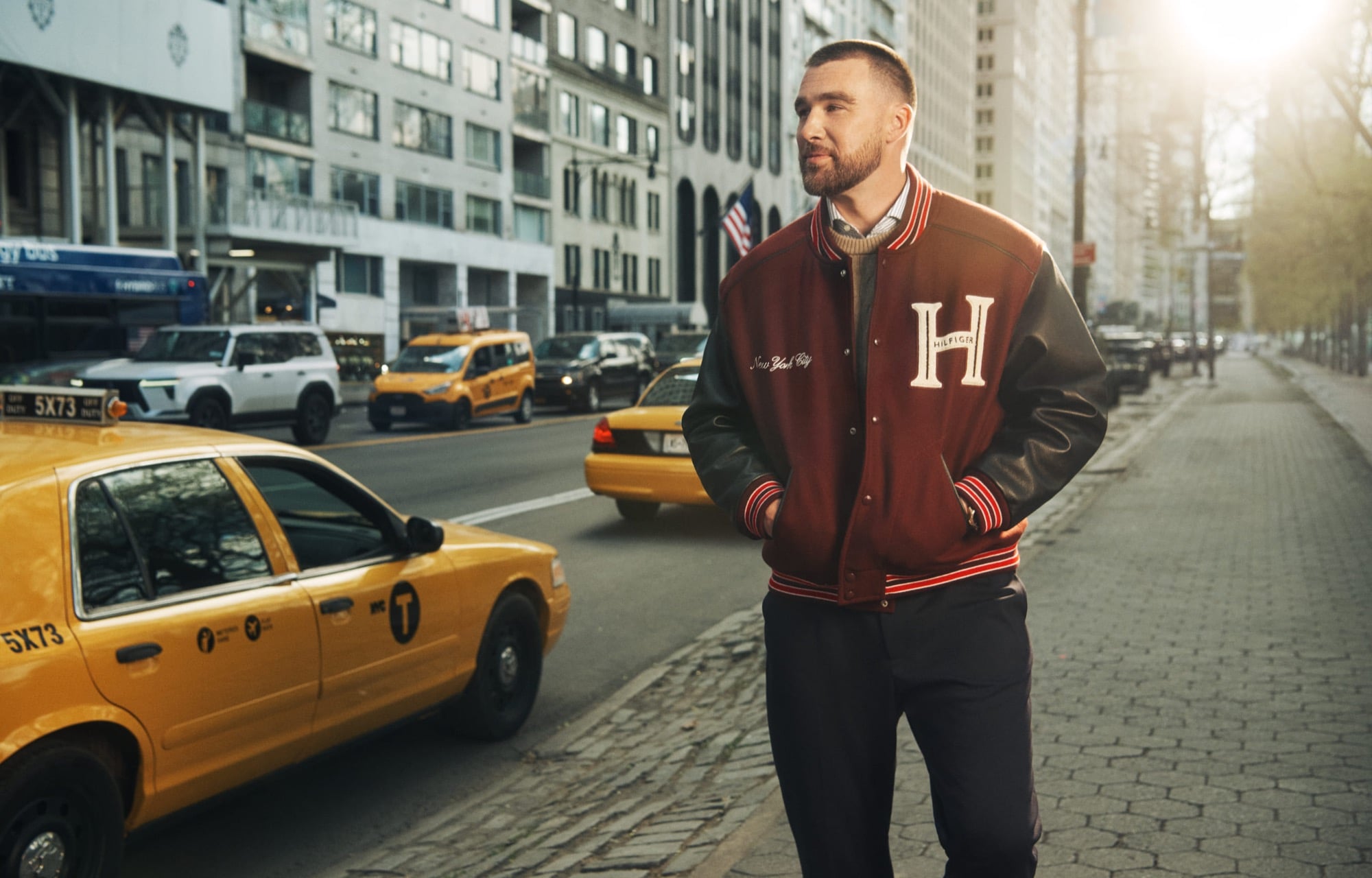 Travis Kelce × Tommy Hilfiger 2026 秋季廣告狂炸!紐約廣場飯店集結 Gigi Hadid、JISOO⋯大咖陣容曝光!