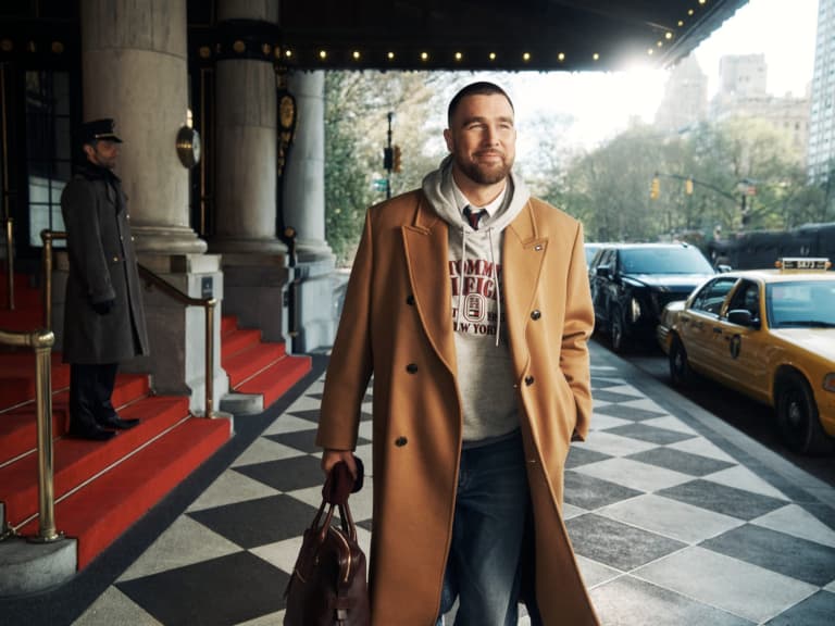 Travis Kelce × Tommy Hilfiger 2026 秋季廣告狂炸！紐約廣場飯店集結 Gigi Hadid、JISOO⋯大咖陣容曝光！