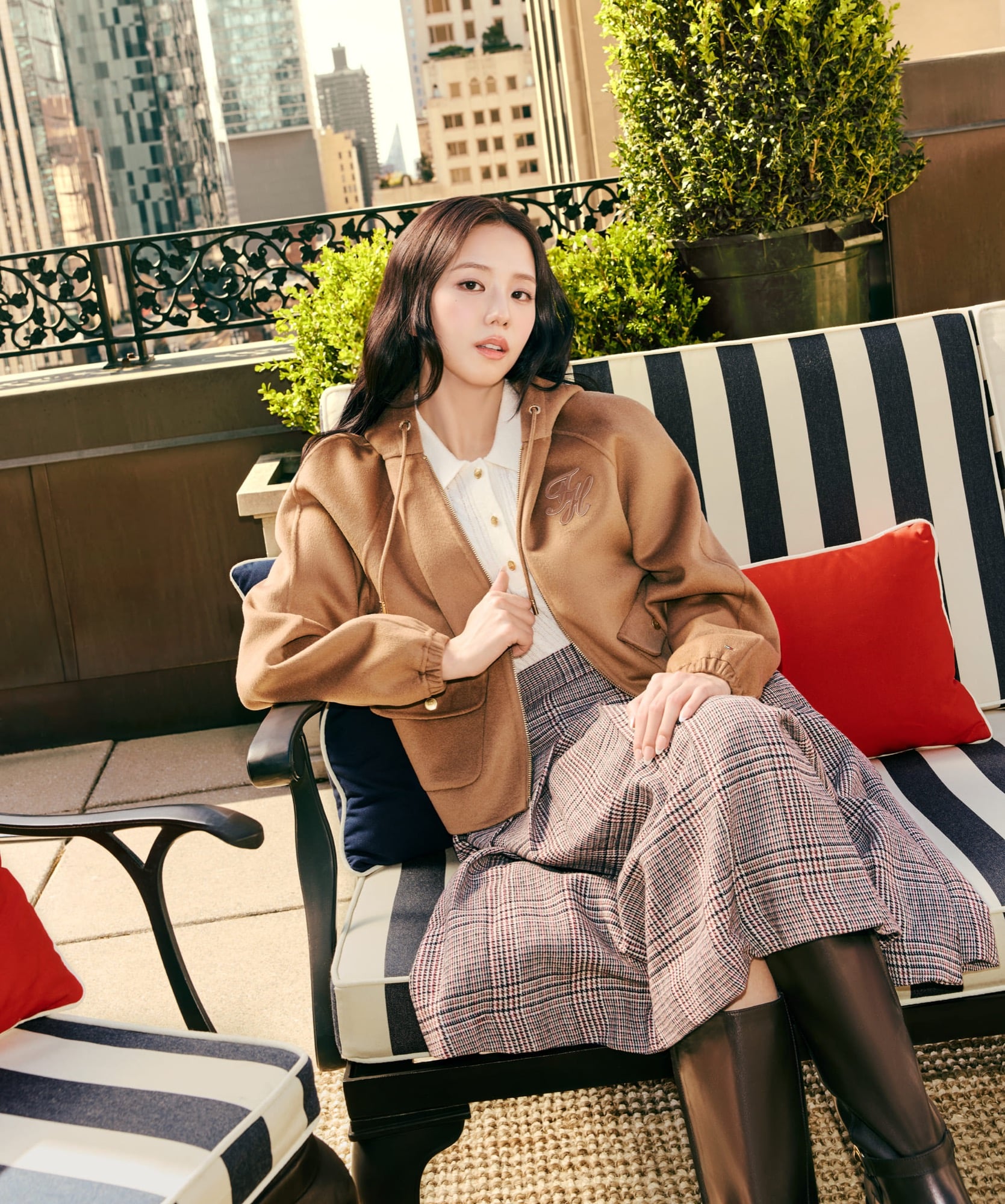 JISOO 回歸紐約廣場飯店拍大片!與 Tommy Hilfiger 再譜新篇章,2026秋季系列「Prep Made Current」必看造型⋯