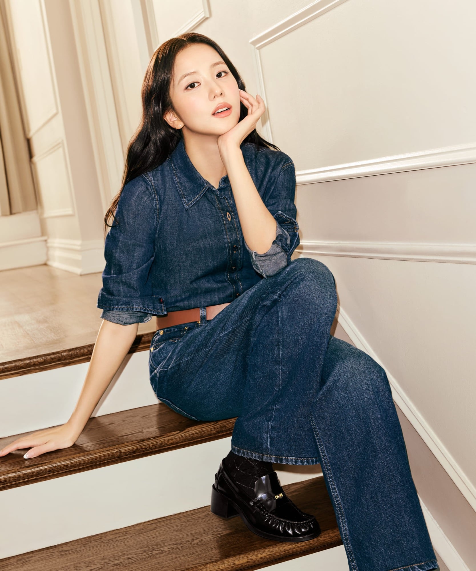 JISOO 回歸紐約廣場飯店拍大片!與 Tommy Hilfiger 再譜新篇章,2026秋季系列「Prep Made Current」必看造型⋯