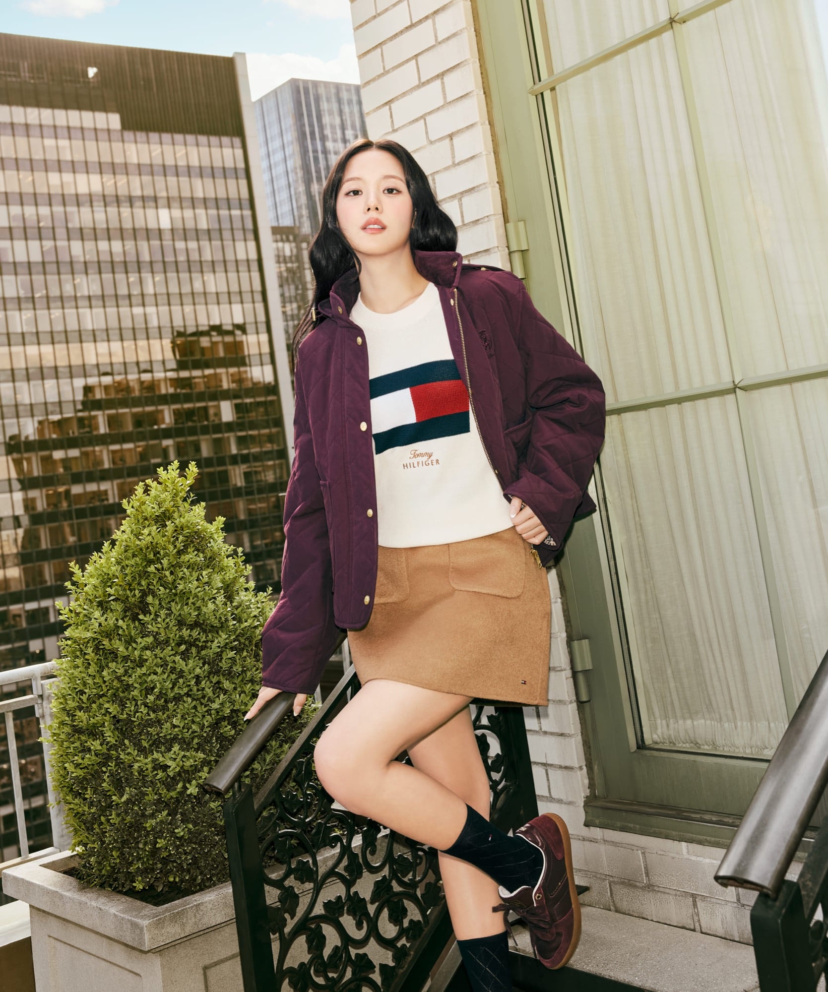 JISOO 回歸紐約廣場飯店拍大片!與 Tommy Hilfiger 再譜新篇章,2026秋季系列「Prep Made Current」必看造型⋯