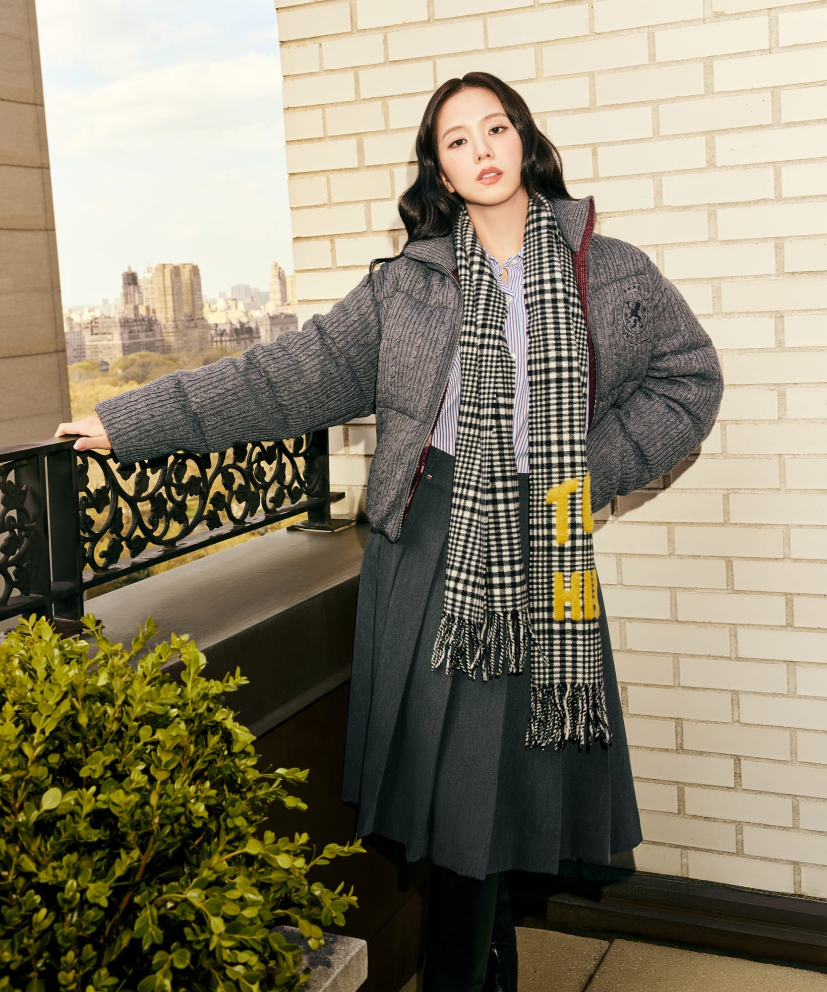 JISOO 回歸紐約廣場飯店拍大片!與 Tommy Hilfiger 再譜新篇章,2026秋季系列「Prep Made Current」必看造型⋯
