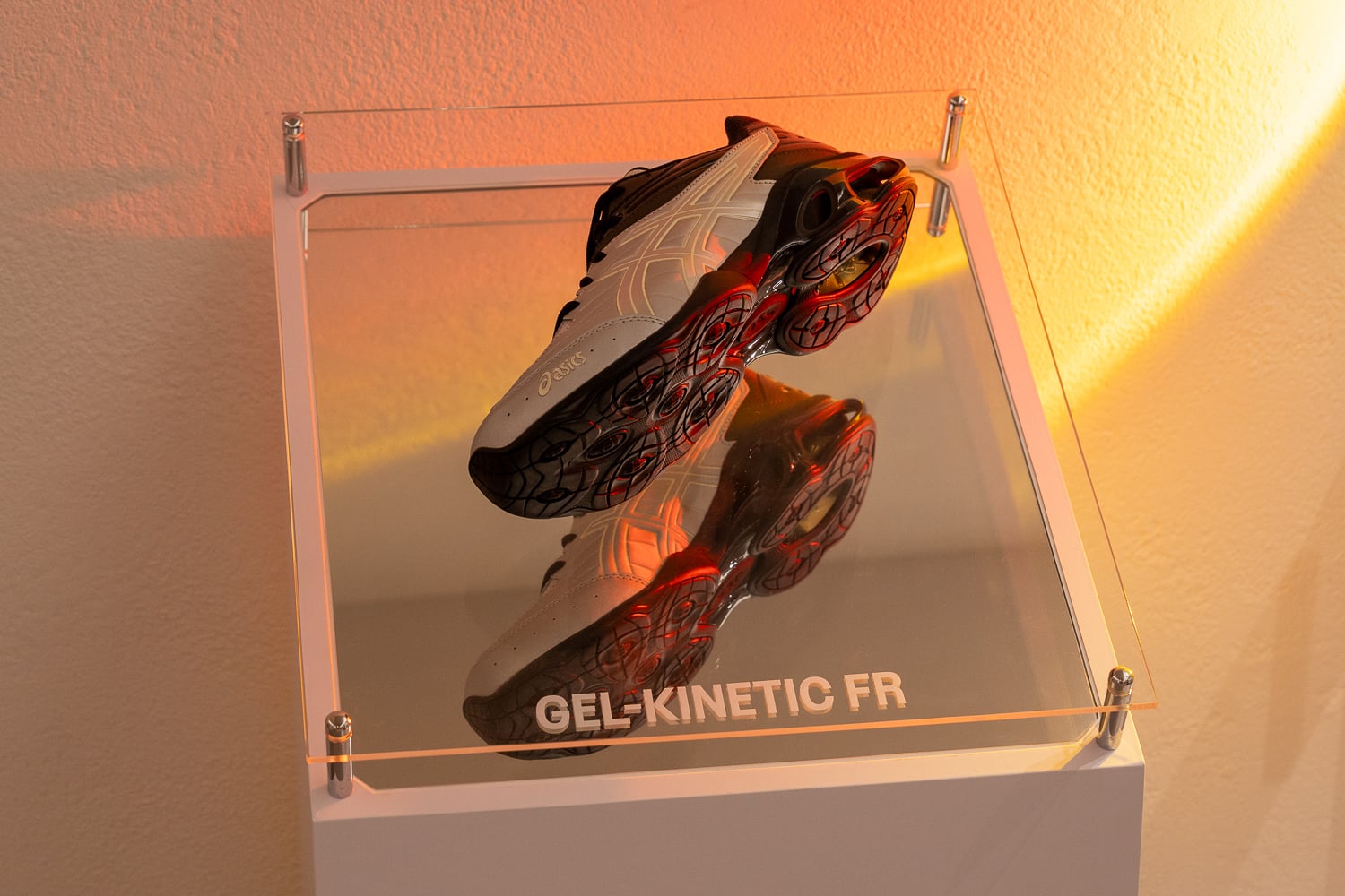 ASICS GEL-KINETIC FR 狂了!千禧年復古跑鞋重生,金屬銀河風格 10 月推 3 款新色必收!