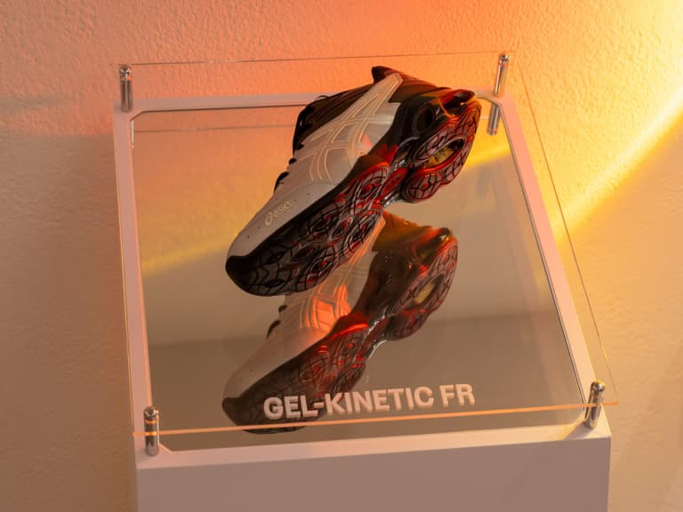 ASICS GEL-KINETIC FR 狂了！千禧年復古跑鞋重生，金屬銀河風格 10 月推 3 款新色必收！