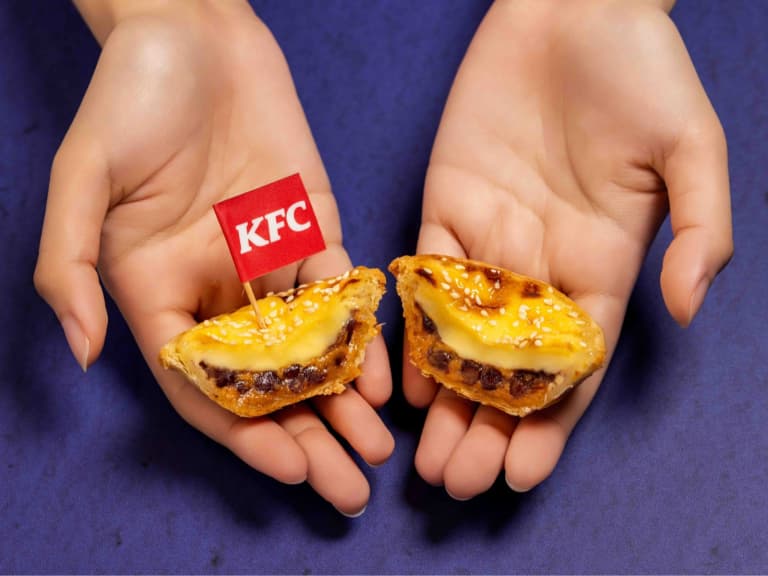 肯德基中秋新作戰！紅豆奶皇蛋撻一口上癮、停不下來，網友驚呼：「比蛋黃酥還酥那顆！」