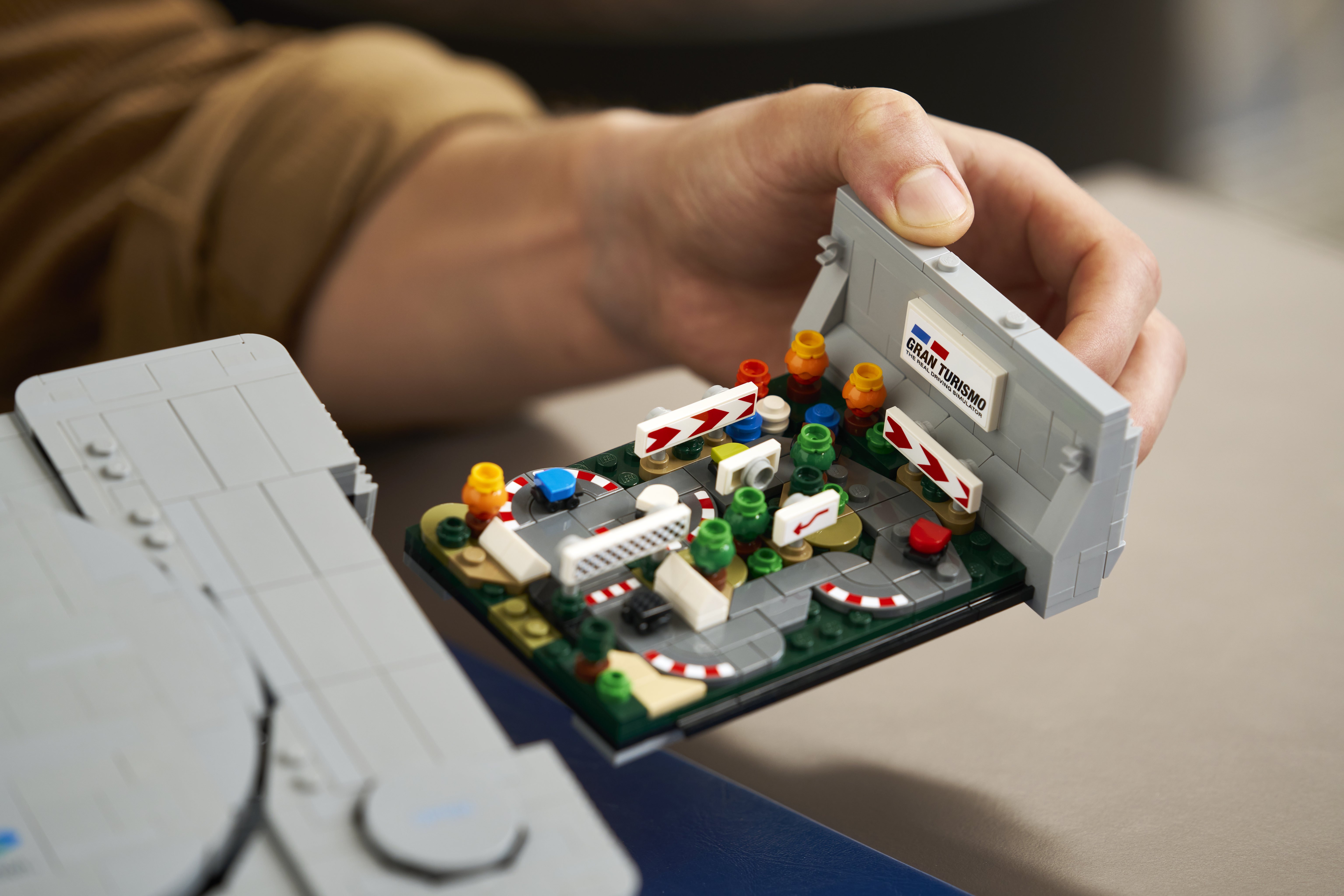 LEGO 首度聯名 PlayStation!初代 PS1 積木 10 月發售,價格與細節一次看!