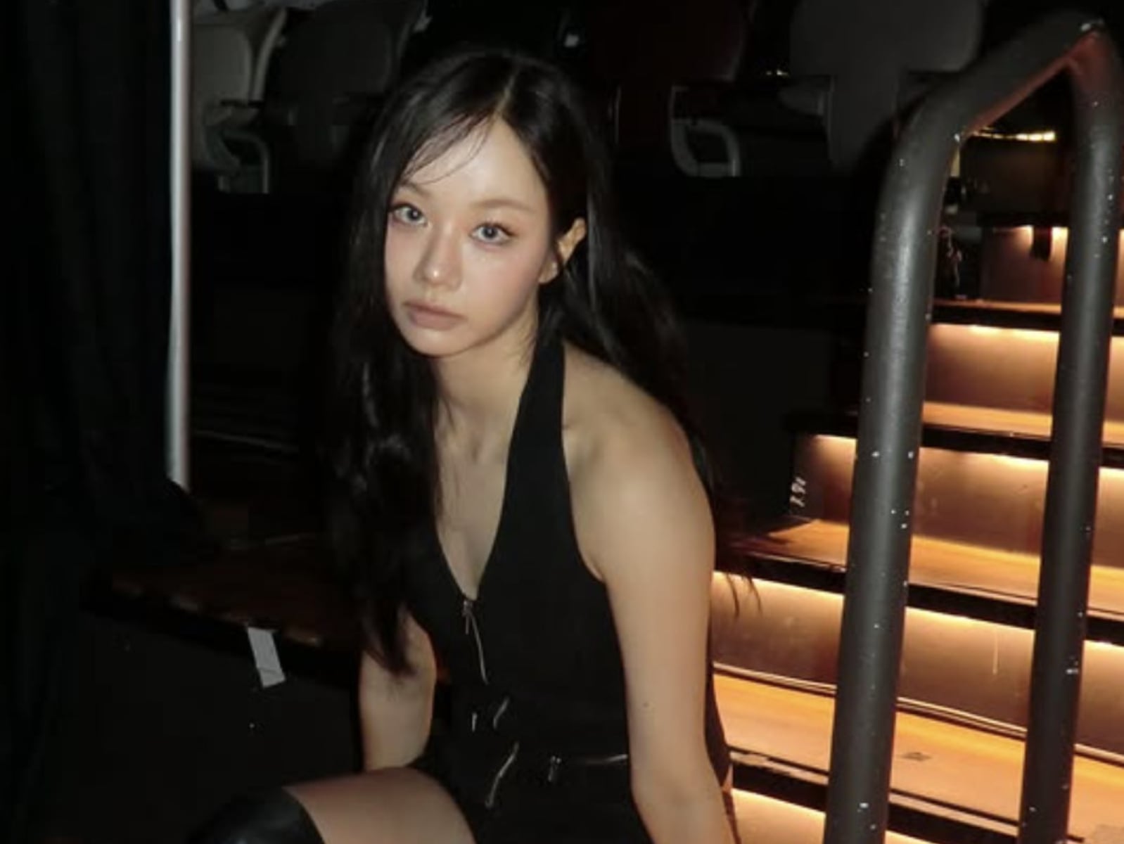 惠利 Hyeri 香港見面會後美照曝光！全黑造型展現纖細身材，「肚子論爭」再掀討論！