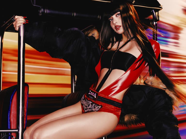 BLACKPINK Lisa〈SaWaDiKa〉MV 造型解析！6 大華服輪番上陣，這套竟撞臉 Lady Gaga！