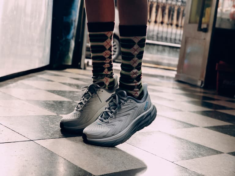 HOKA Clifton UTL 全新鞋款發表！攜手 Emma Rogue 演繹城市生活新樣貌！