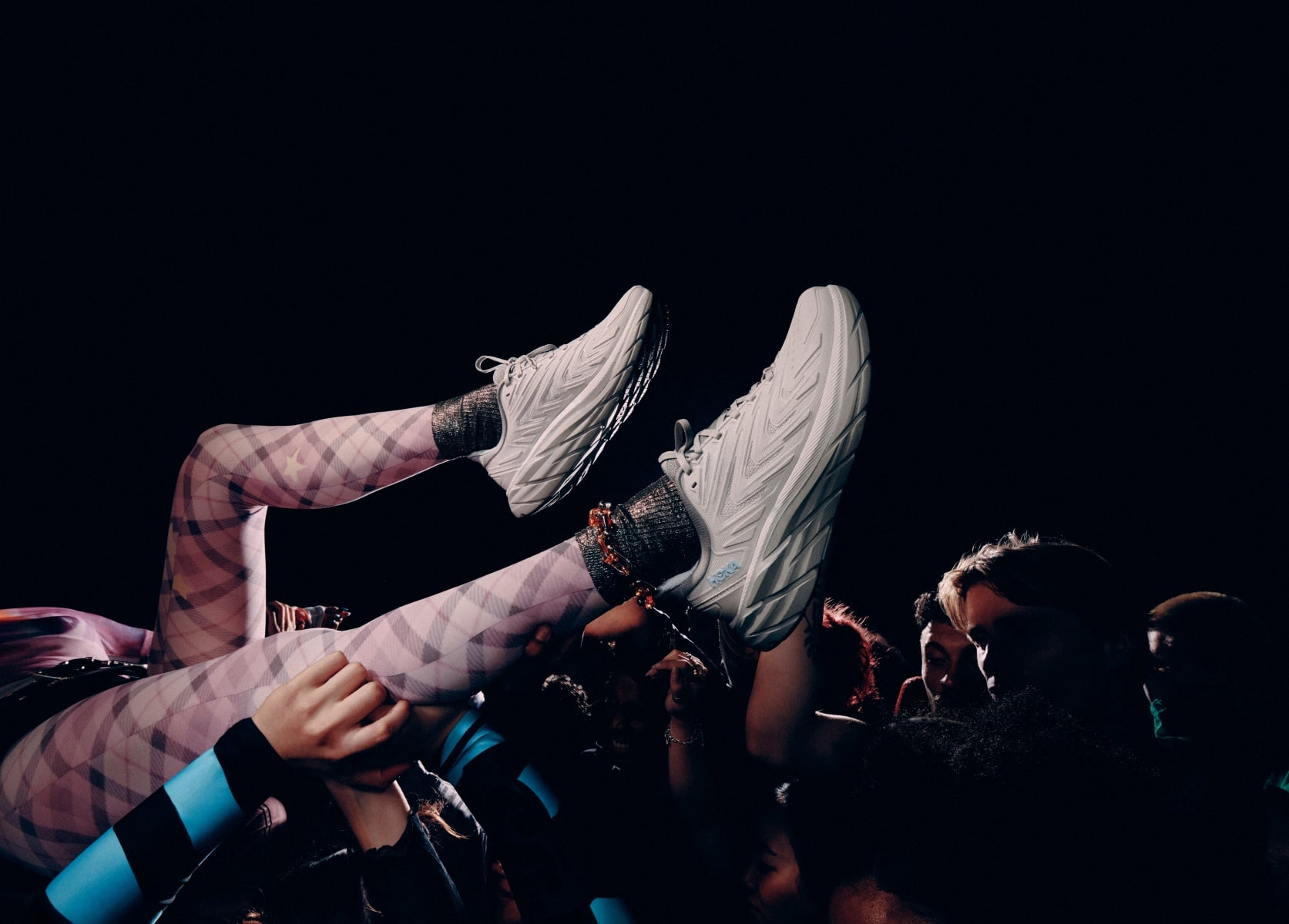 HOKA Clifton UTL 全新鞋款發表!攜手 Emma Rogue 演繹城市生活新樣貌!