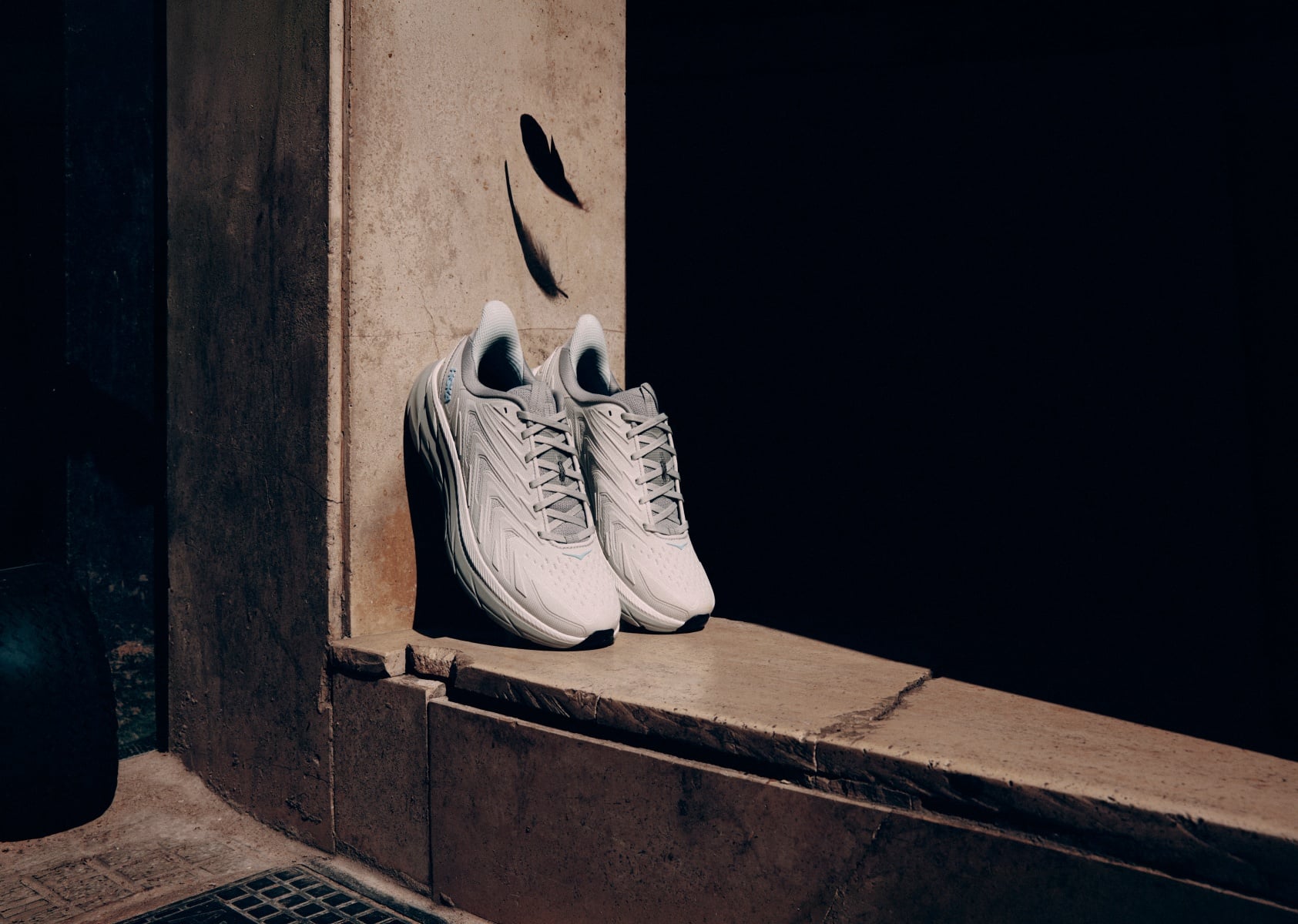 HOKA Clifton UTL 全新鞋款發表!攜手 Emma Rogue 演繹城市生活新樣貌!