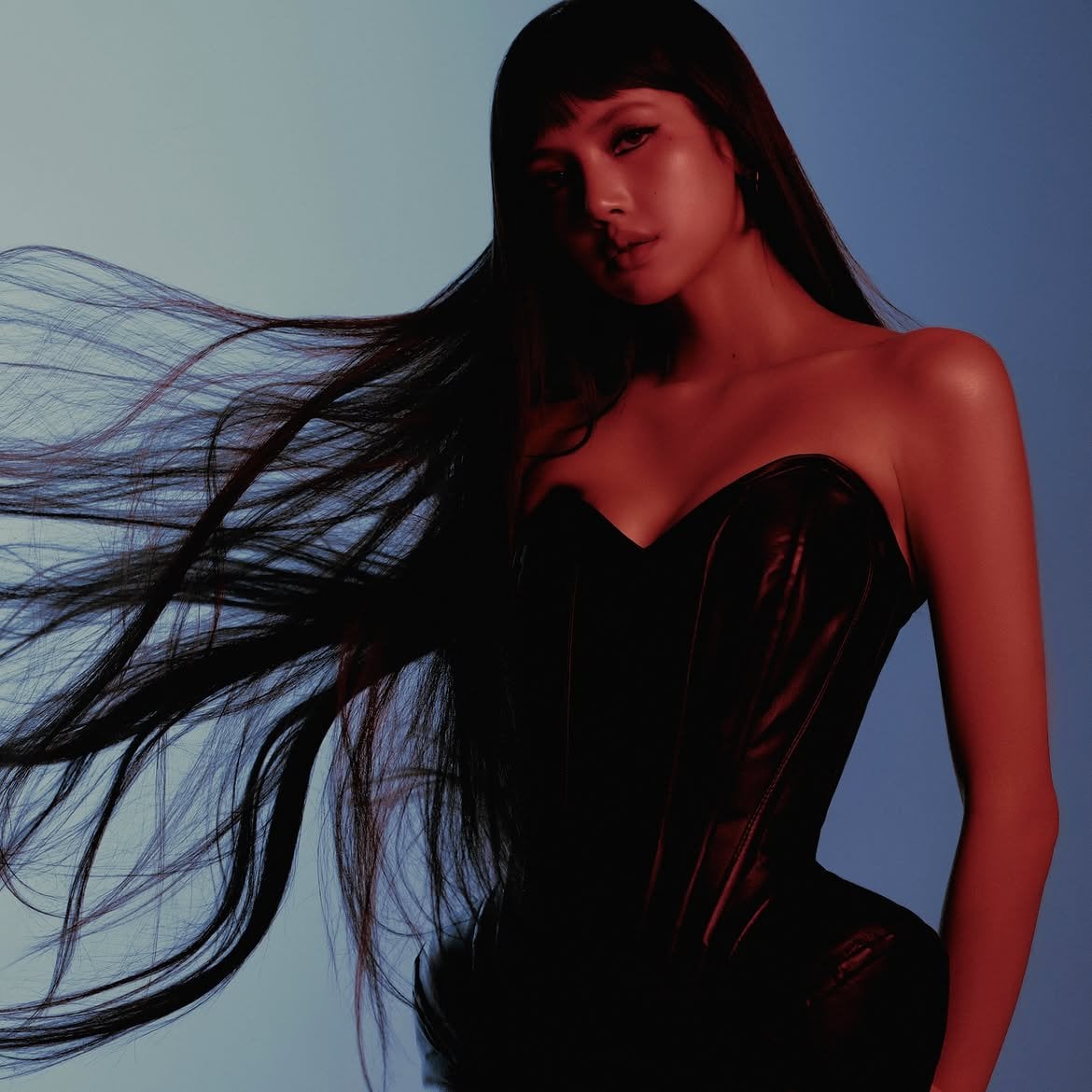 LISA 紀錄片《Always Lalisa》曝光!14歲淚訴K-pop戀愛禁令內幕