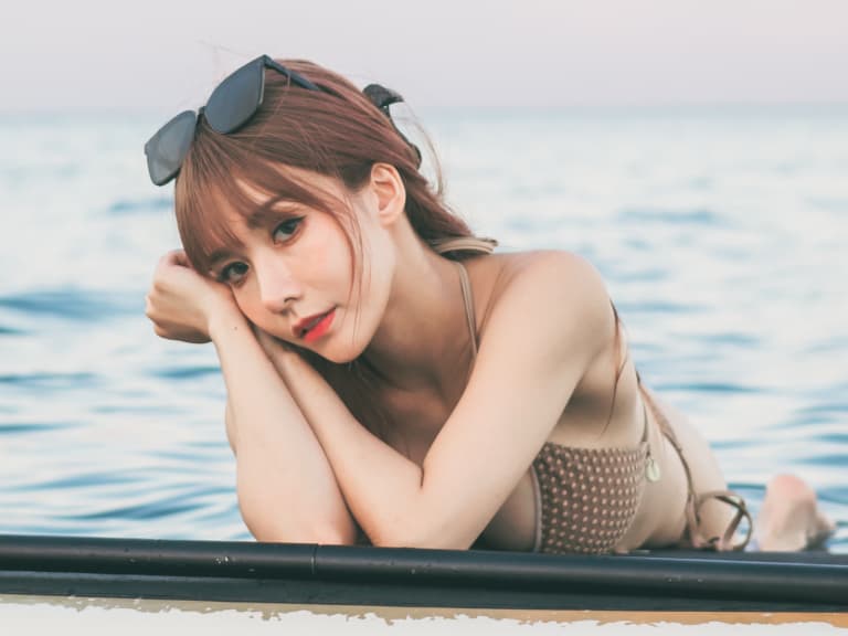 牛奶要球迷幫挑海上 SUP 美照！曲線實在太犯規眾人喊全都要！【野生抓正妹】