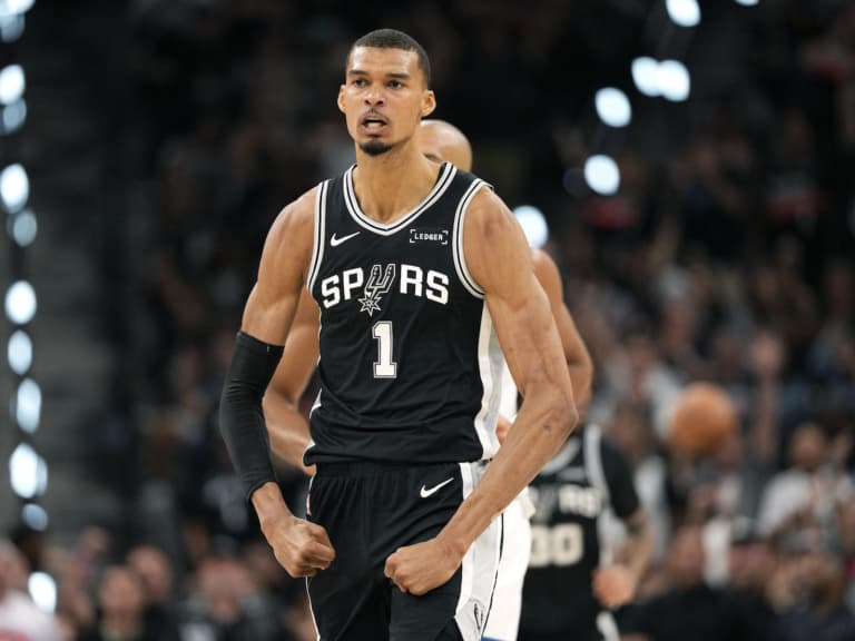 NBA／文班亞馬 Victor Wembanyama 現身 UFC 巴黎賽！網友笑喊：偷學幾招開季見真章