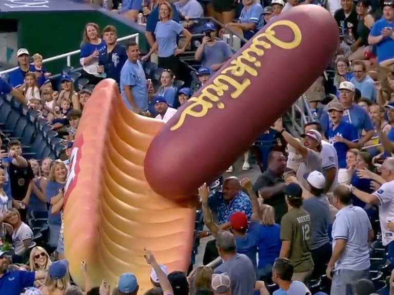 美國職棒 MLB 觀眾席互動爆紅！熱狗成功塞進麵包嗨翻全場！