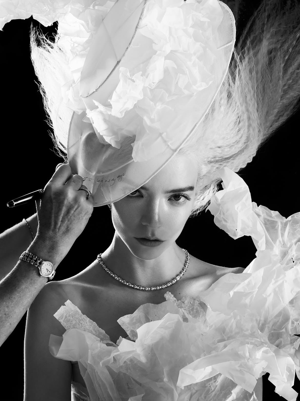 # 安雅泰勒喬伊 Anya Taylor-Joy 紙感禮服美翻登V雜誌!還被曝將加盟《魔戒》新片!