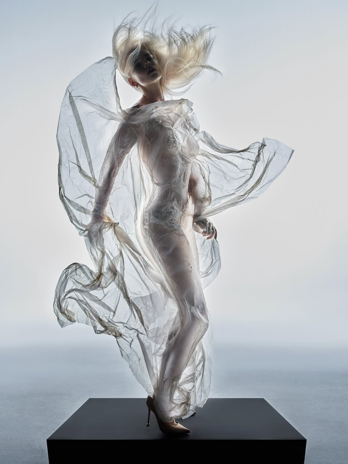 # 安雅泰勒喬伊 Anya Taylor-Joy 紙感禮服美翻登V雜誌!還被曝將加盟《魔戒》新片!
