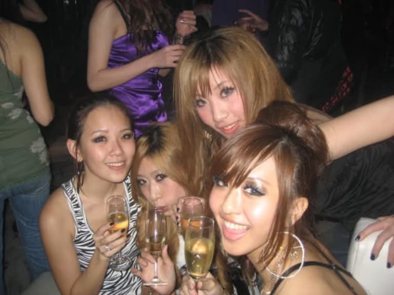 Threads 夜店文藝復興 5 大流行穿搭單品回顧！緊身繃帶裙、10 公分高跟鞋⋯當年沒這些戰袍只能去旁邊站！