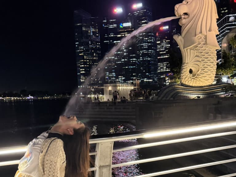 橋本環奈魚尾獅公園打卡曝光！網笑：「美女完全沒包袱！」