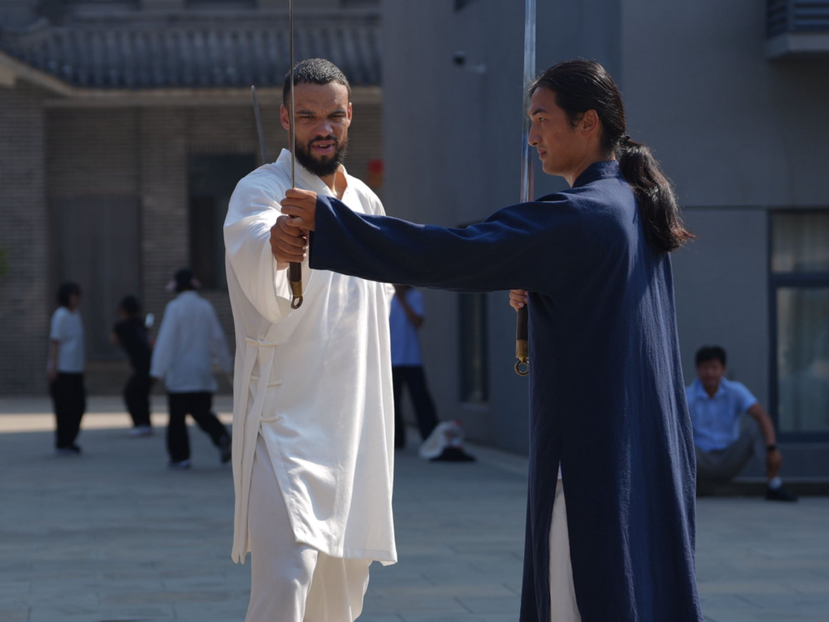 NBA／Dillon Brooks 武當山穿道服練劍？從斑馬「少林寺」到狄龍「武當派」，NBA 球星掀中國武俠修行風潮！