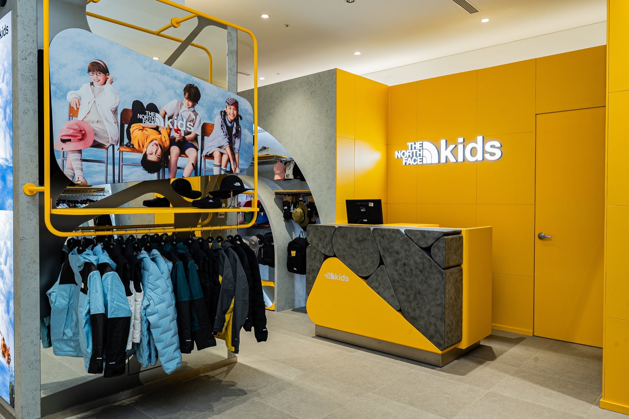 The North Face Kids 全台首間獨立門市開幕!大巨蛋 5F 黃色基地狂吸親子目光,15 坪戶外裝備天堂必朝聖!