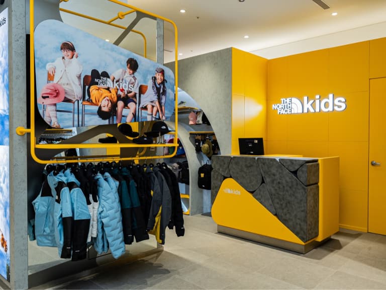 The North Face Kids 全台首間獨立門市開幕！大巨蛋 5F 黃色基地狂吸親子目光，15 坪戶外裝備天堂必朝聖！