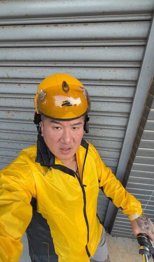 「館長」陳之漢模仿美團外賣外送員!穿黃外套騎腳踏車找客人,網友笑翻:「這感覺不能拖時間!」