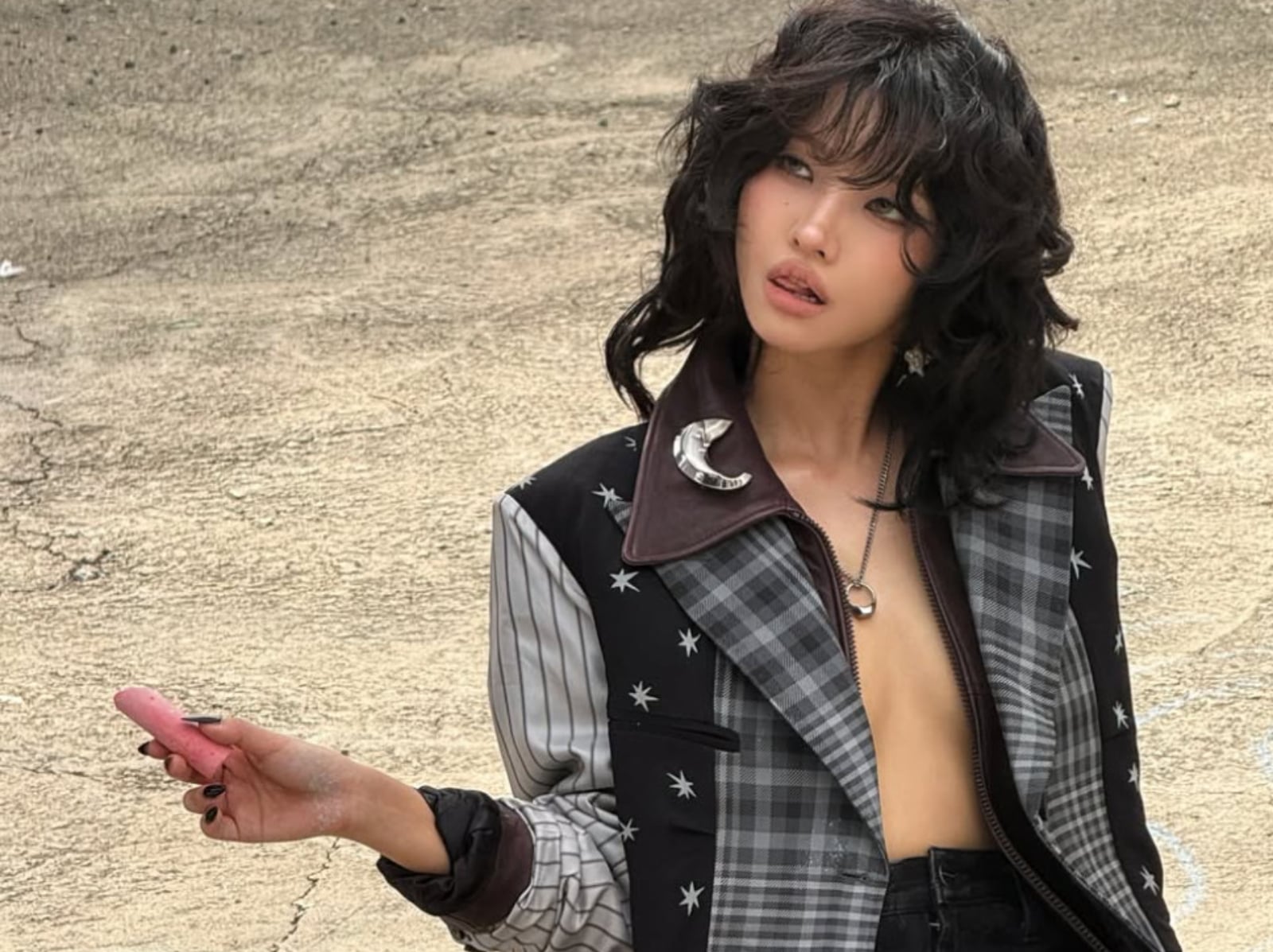 i-dle 田小娟 Solo 曲〈我要辭職〉登韓國音樂榜，粉絲讚：「給牛馬們的解放神曲！」