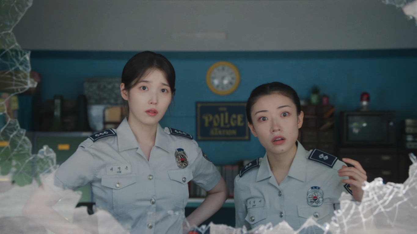 IU 新歌預告釋出!化身警察逮補金英玉粉嗨翻:「溫柔嗓音回來了!」