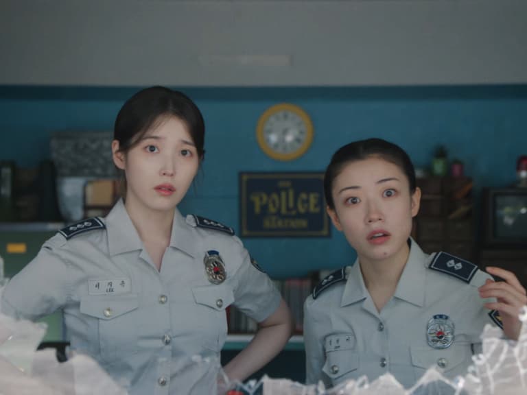 IU 新歌預告釋出！化身警察逮補金英玉粉嗨翻：「溫柔嗓音回來了！」