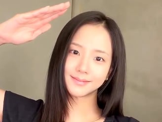 BLACKPINK Jisoo 曝光素顏近照！妝前妝後一樣美，網驚：「根本天生麗質！」