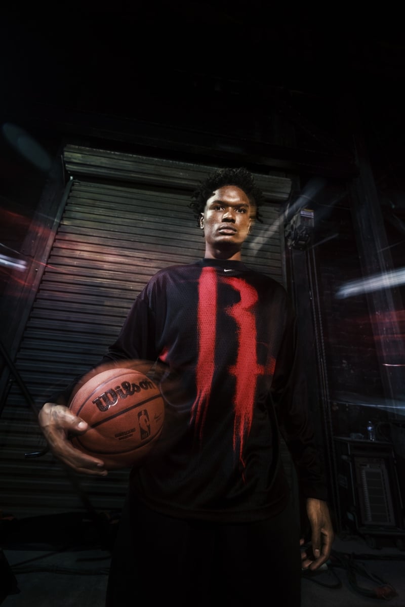 NBA/Nike 聯手 NBA 推出街頭新裝備!變奏大 Logo、寬鬆版型⋯30 支球隊球迷都能穿到!