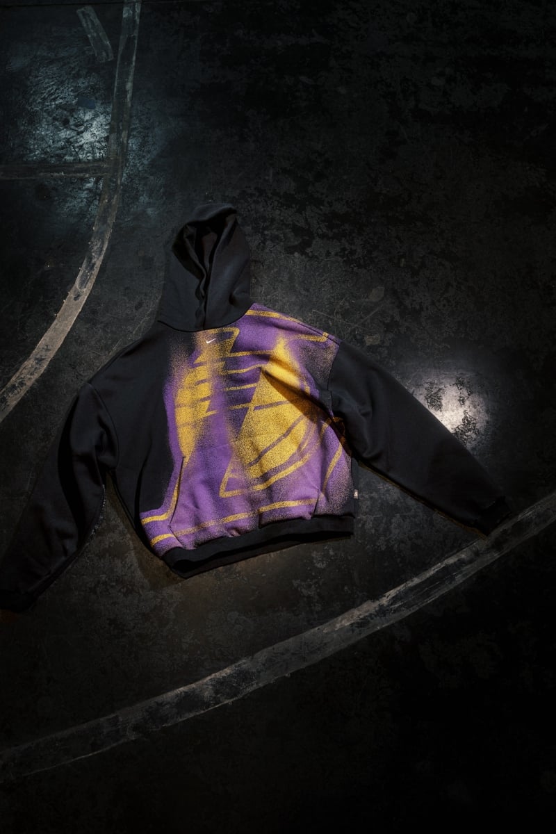 NBA/Nike 聯手 NBA 推出街頭新裝備!變奏大 Logo、寬鬆版型⋯30 支球隊球迷都能穿到!