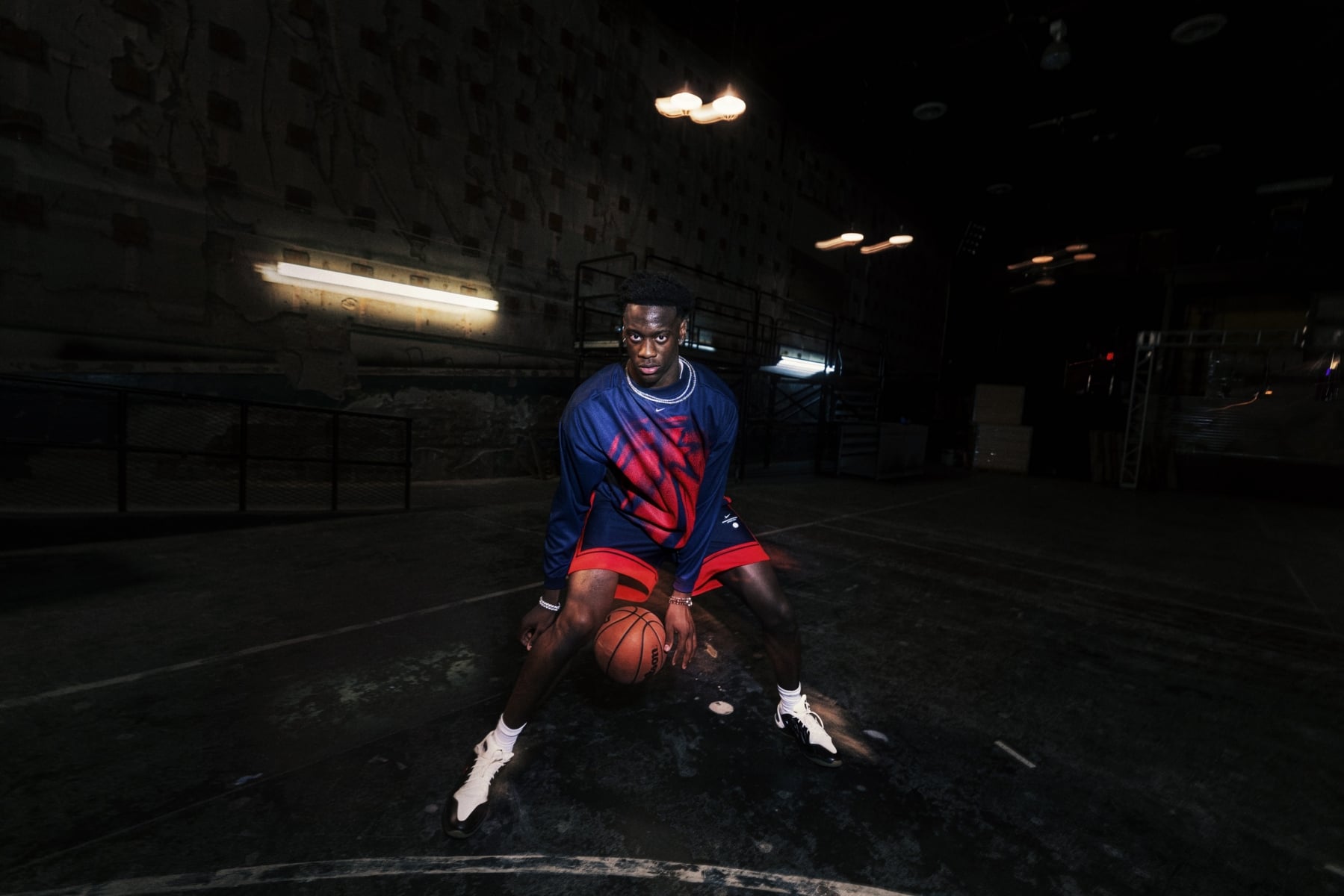 NBA/Nike 聯手 NBA 推出街頭新裝備!變奏大 Logo、寬鬆版型⋯30 支球隊球迷都能穿到!