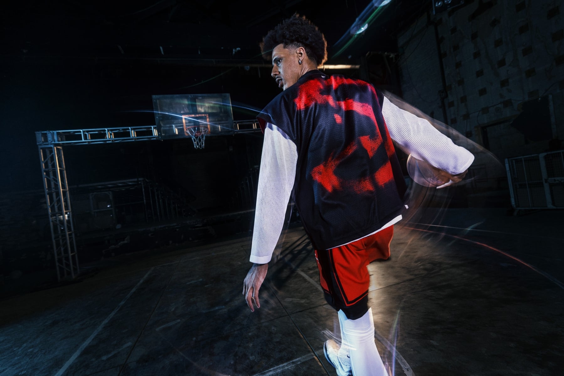 NBA/Nike 聯手 NBA 推出街頭新裝備!變奏大 Logo、寬鬆版型⋯30 支球隊球迷都能穿到!