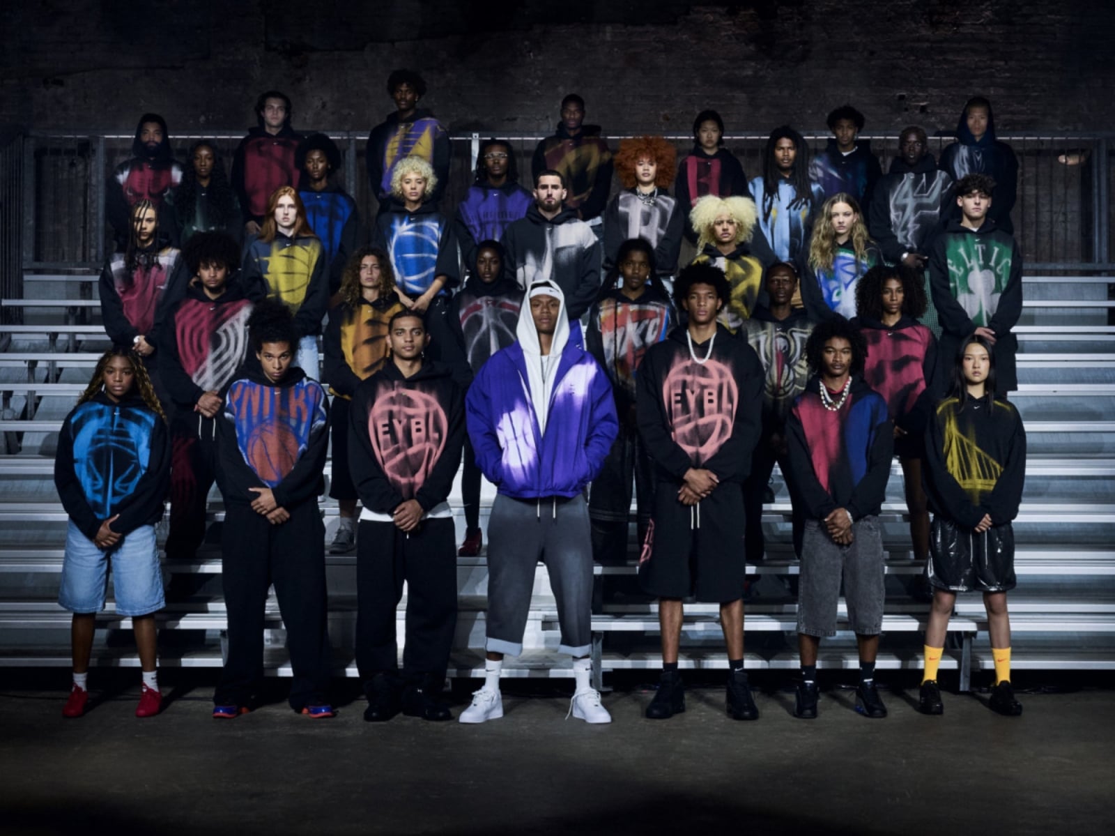 NBA／Nike 聯手 NBA 推出街頭新裝備！變奏大 Logo、寬鬆版型⋯30 支球隊球迷都能穿到！