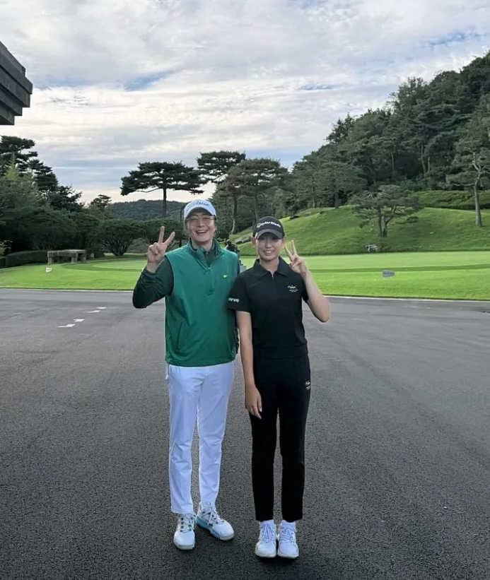 裴勇浚 Bae Yong-joon 球場罕現身!14歲天才球員同框合照 一頭白髮曝光
