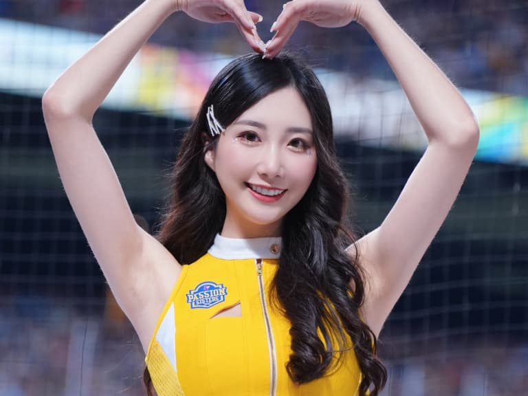 Wendy 出遊不忘寵粉耍辣！長腿啦啦隊女神送上泳裝熱舞片段！【野生抓正妹】
